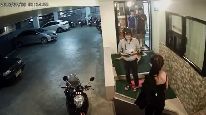 Cô gái bị đánh chảy máu trong hầm gửi xe, phản ứng của 4 thanh niên khiến tất cả lạnh gáy