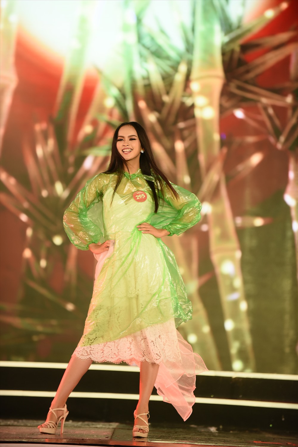 Trước giờ G, thí sinh Hoa hậu Việt Nam mặc áo mưa tổng duyệt chung khảo Trước giờ G, thí sinh Hoa hậu Việt Nam mặc áo mưa tổng duyệt chung khảo