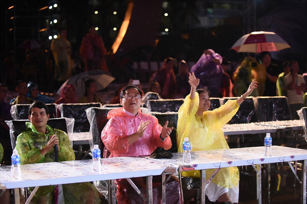 Trước giờ G, thí sinh Hoa hậu Việt Nam mặc áo mưa tổng duyệt chung khảo Trước giờ G, thí sinh Hoa hậu Việt Nam mặc áo mưa tổng duyệt chung khảo