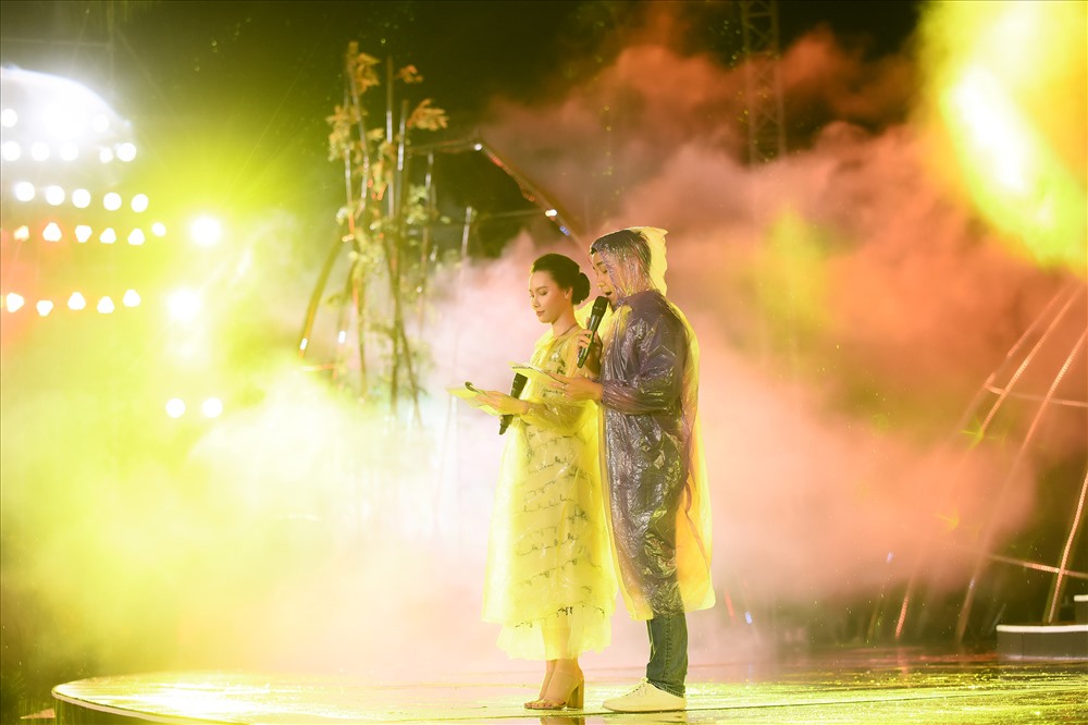 Trước giờ G, thí sinh Hoa hậu Việt Nam mặc áo mưa tổng duyệt chung khảo