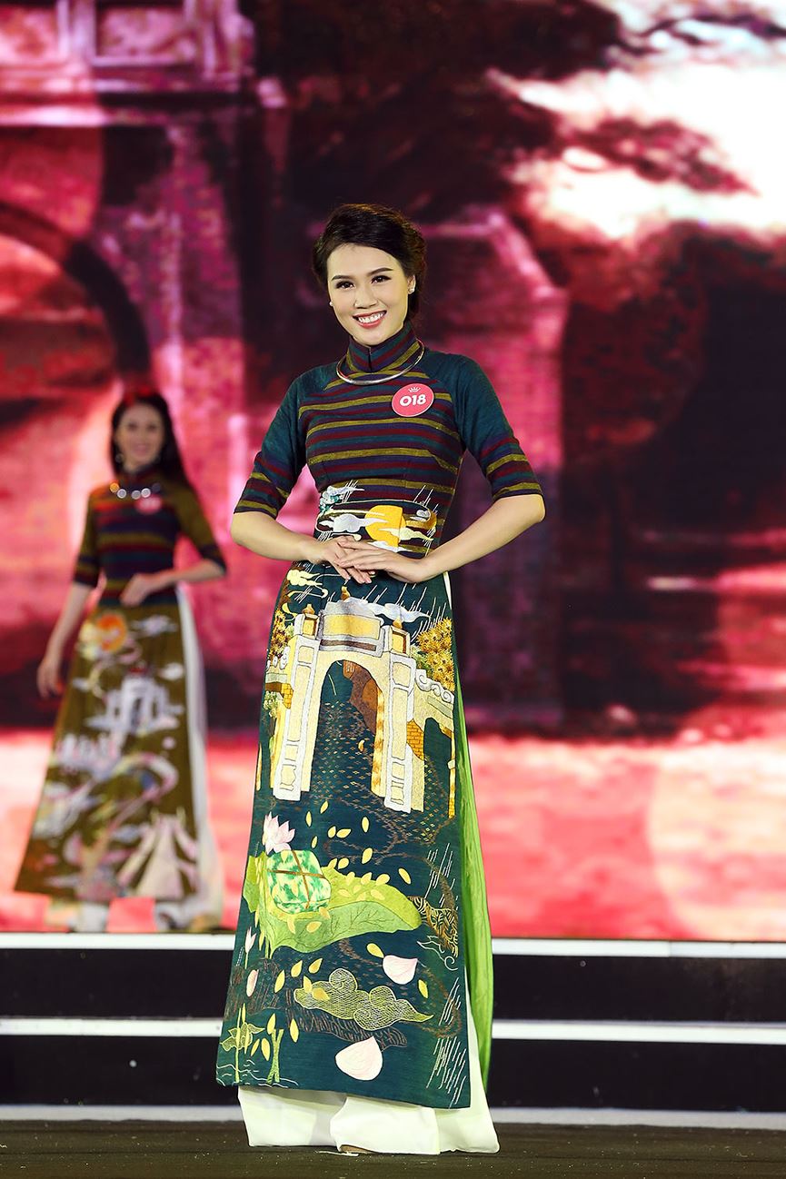 Hotgirl tặng hoa Tổng thống Donald Trump lọt top 25 gương mặt đi tiếp vào đêm Chung kết HHVN 2018