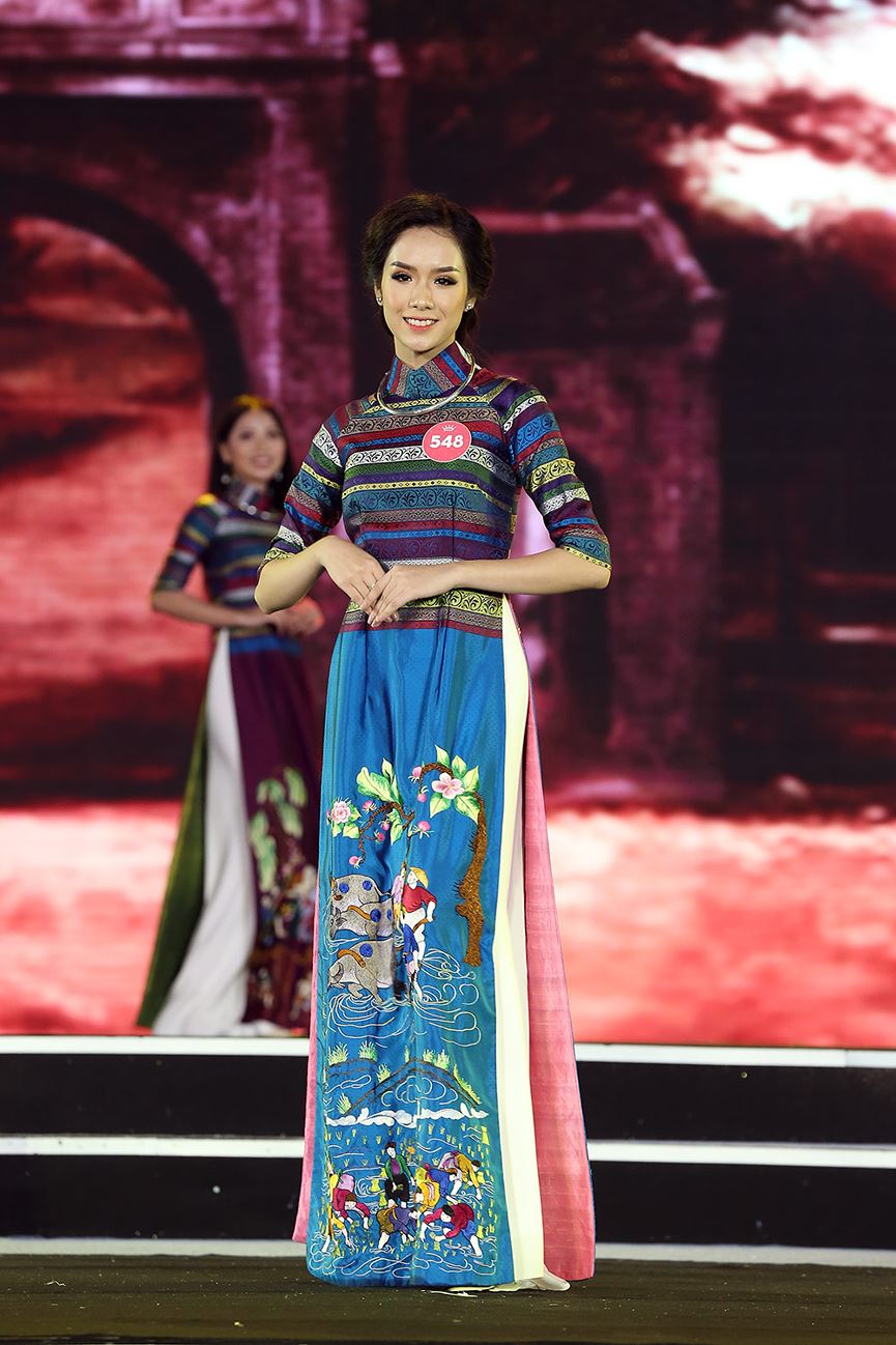 Hotgirl tặng hoa Tổng thống Donald Trump lọt top 25 gương mặt đi tiếp vào đêm Chung kết HHVN 2018