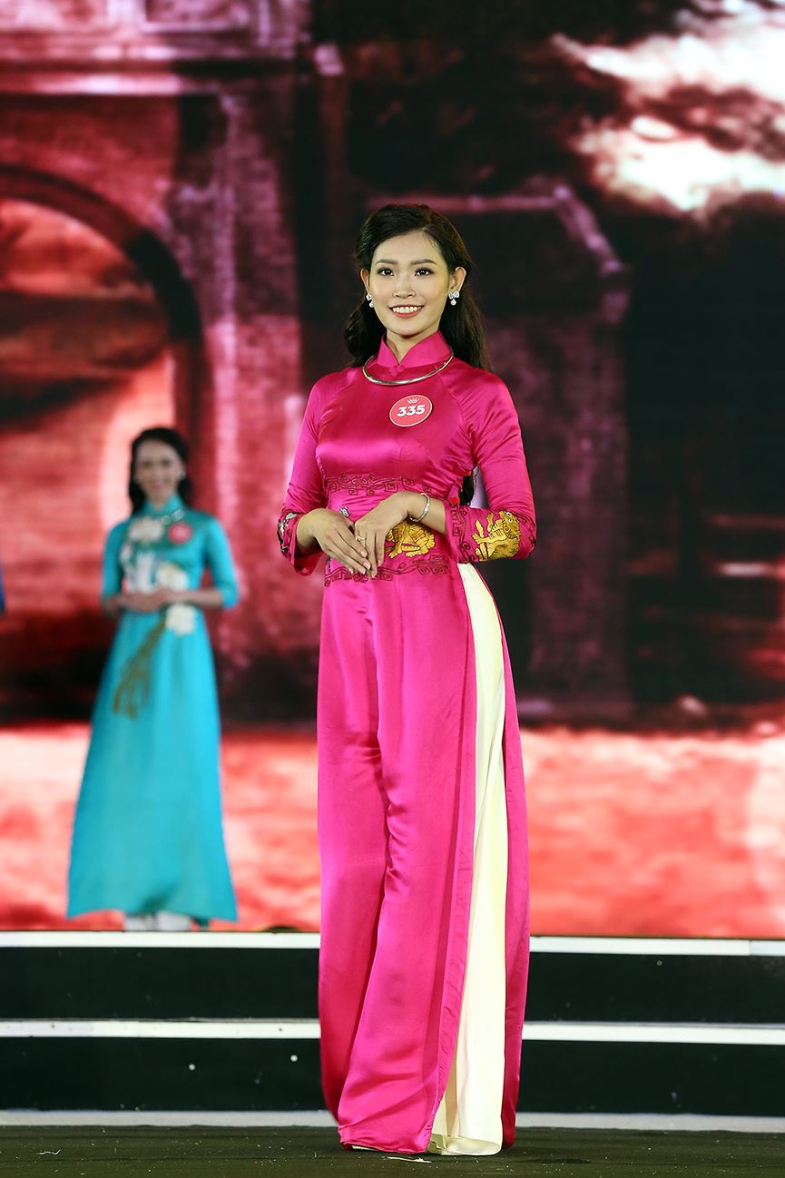 Hotgirl tặng hoa Tổng thống Donald Trump lọt top 25 gương mặt đi tiếp vào đêm Chung kết HHVN 2018