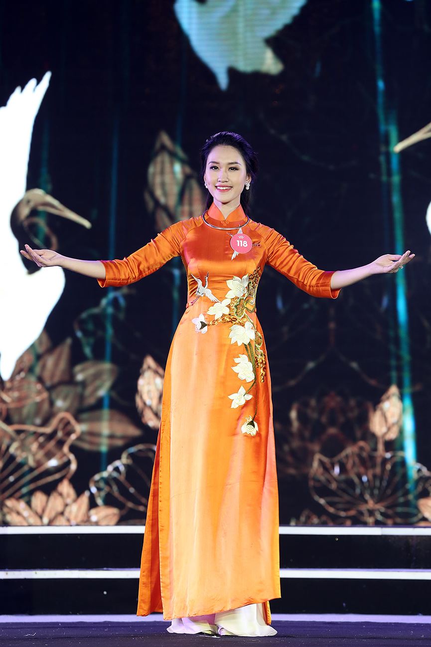 Hotgirl tặng hoa Tổng thống Donald Trump lọt top 25 gương mặt đi tiếp vào đêm Chung kết HHVN 2018