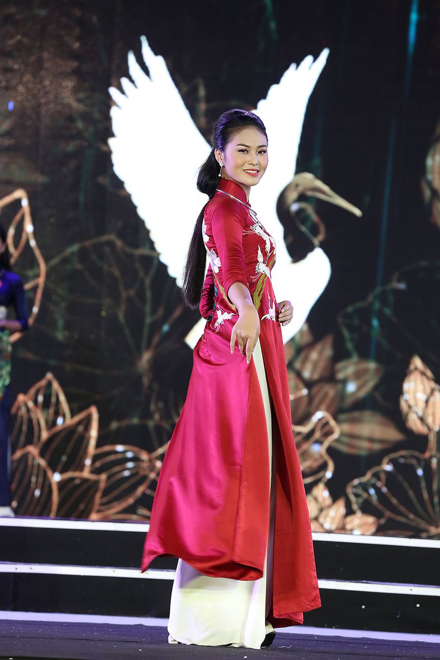 Hotgirl tặng hoa Tổng thống Donald Trump lọt top 25 gương mặt đi tiếp vào đêm Chung kết HHVN 2018