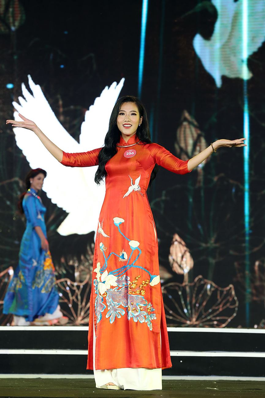 Hotgirl tặng hoa Tổng thống Donald Trump lọt top 25 gương mặt đi tiếp vào đêm Chung kết HHVN 2018