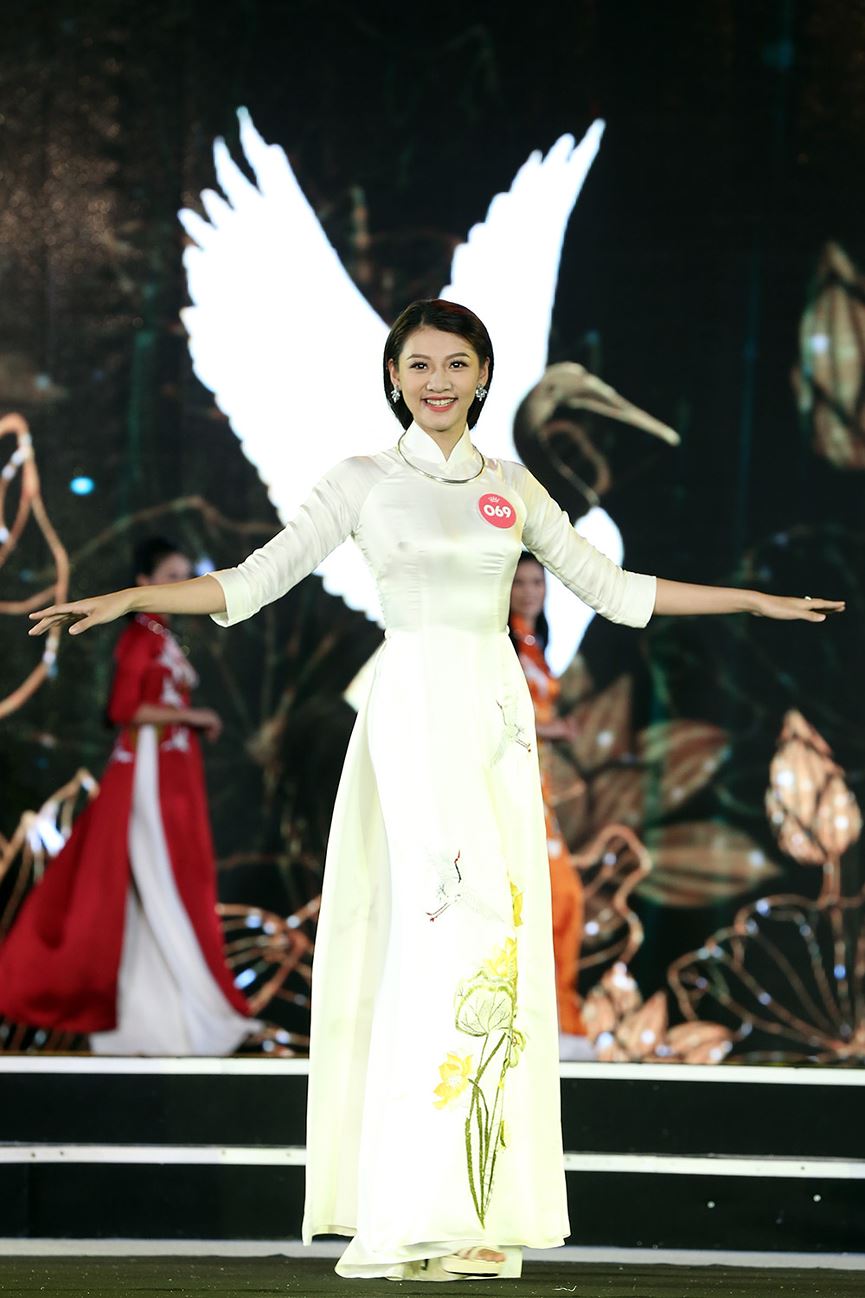 Hotgirl tặng hoa Tổng thống Donald Trump lọt top 25 gương mặt đi tiếp vào đêm Chung kết HHVN 2018