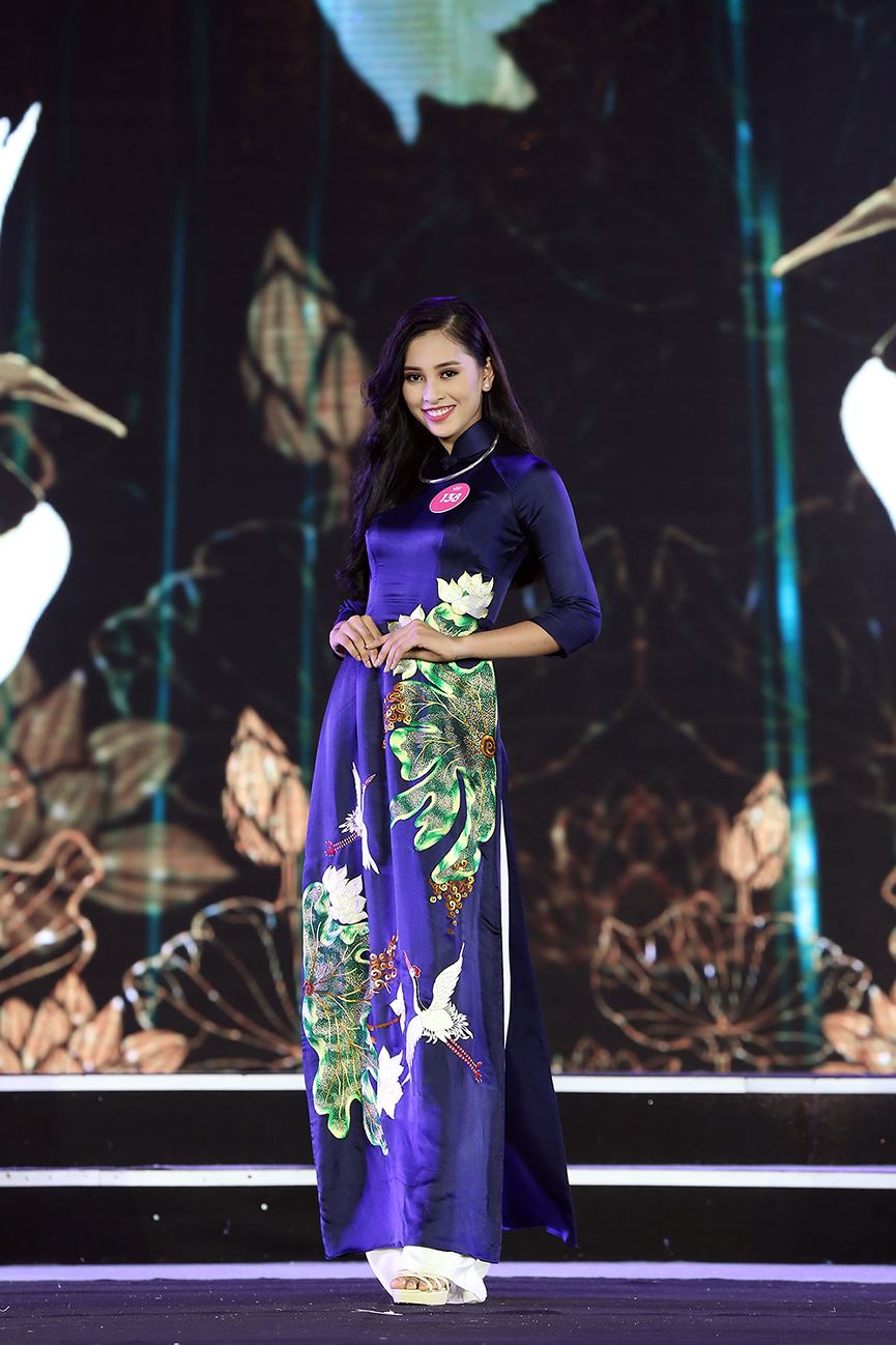 Hotgirl tặng hoa Tổng thống Donald Trump lọt top 25 gương mặt đi tiếp vào đêm Chung kết HHVN 2018