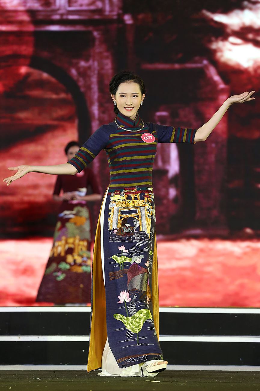 Hotgirl tặng hoa Tổng thống Donald Trump lọt top 25 gương mặt đi tiếp vào đêm Chung kết HHVN 2018