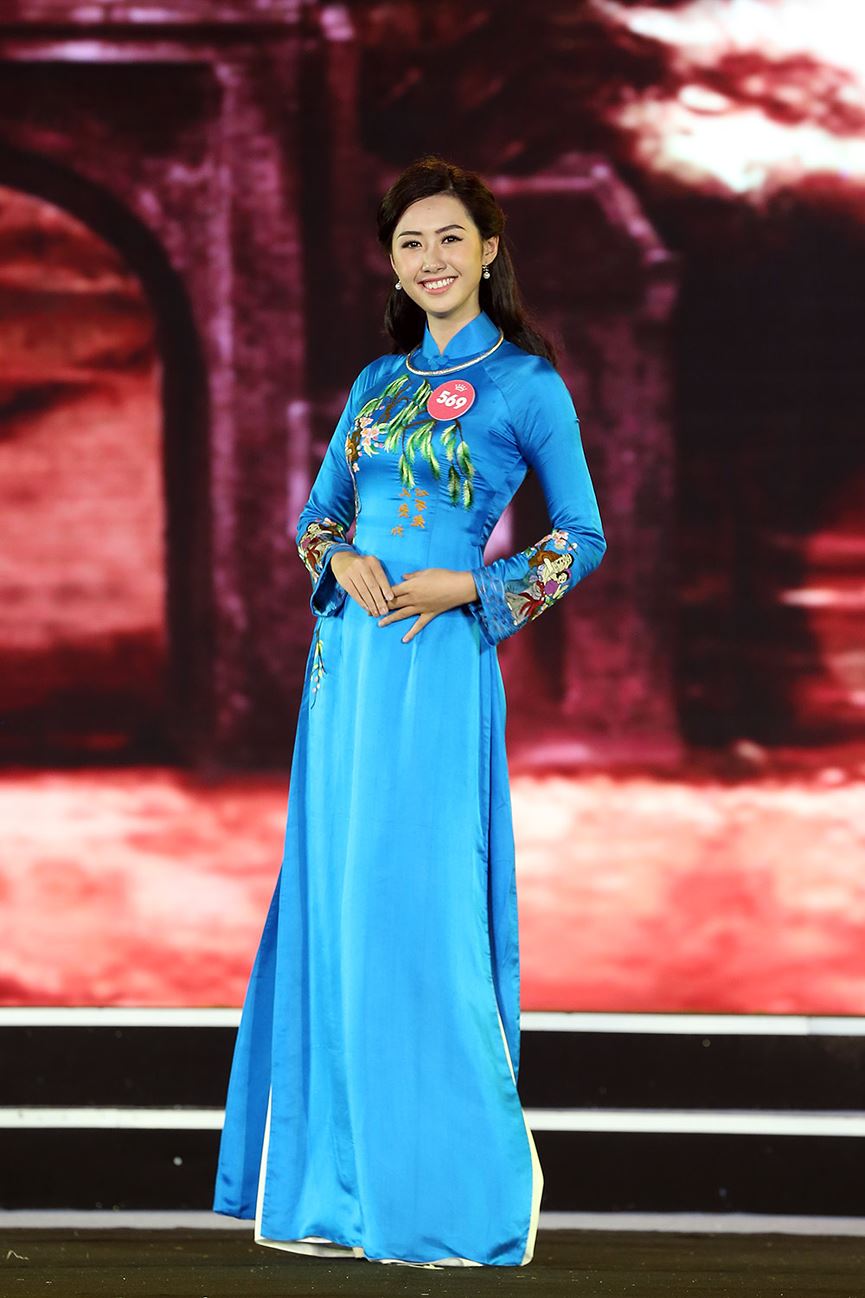 Hotgirl tặng hoa Tổng thống Donald Trump lọt top 25 gương mặt đi tiếp vào đêm Chung kết HHVN 2018