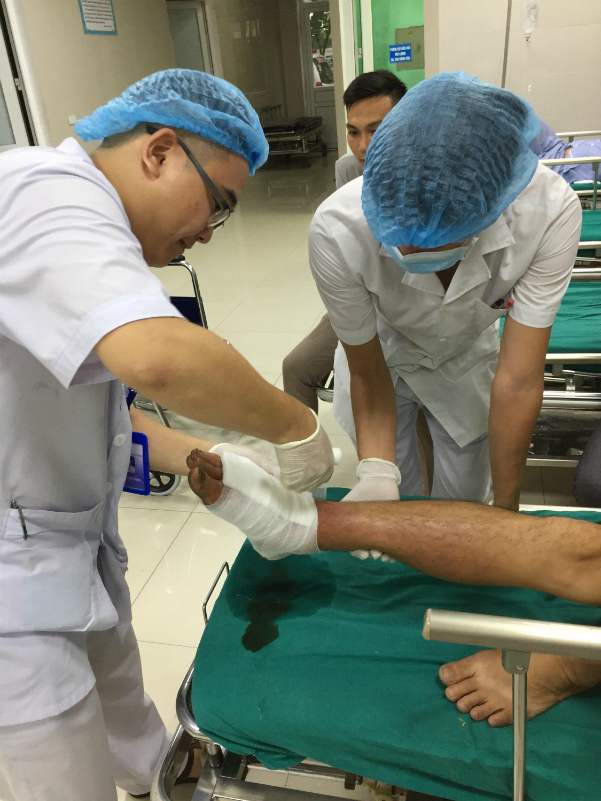 Hoại tử bàn chân sau 4 ngày đắp thuốc nam chữa rắn cắn