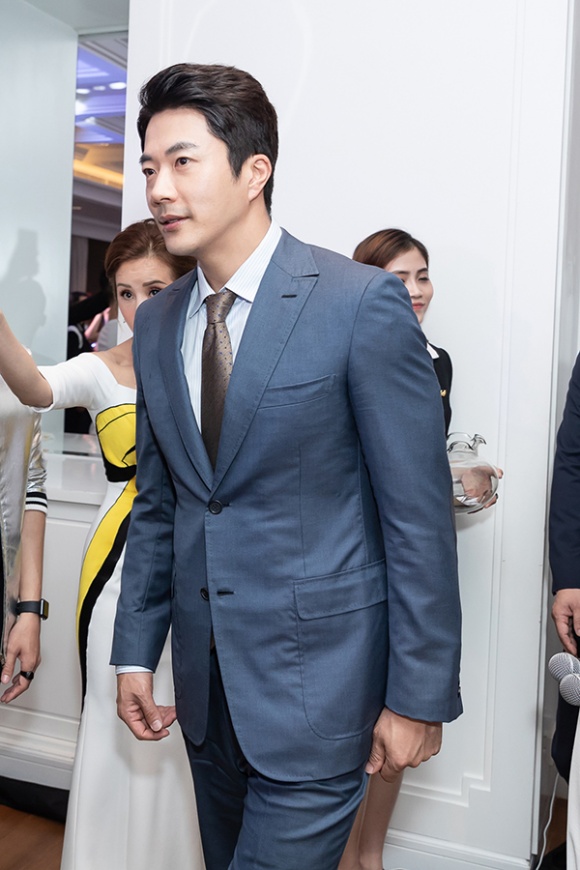 Kwon Sang Woo lịch lãm ở tuổi 42, Khánh My cân cả dàn sao với đầm in hình nam tài tử Kwon Sang Woo lịch lãm ở tuổi 42, Khánh My cân cả dàn sao với đầm in hình nam tài tử