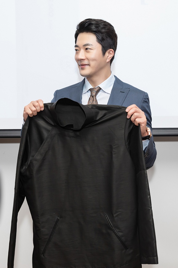 Kwon Sang Woo lịch lãm ở tuổi 42, Khánh My cân cả dàn sao với đầm in hình nam tài tử Kwon Sang Woo lịch lãm ở tuổi 42, Khánh My cân cả dàn sao với đầm in hình nam tài tử