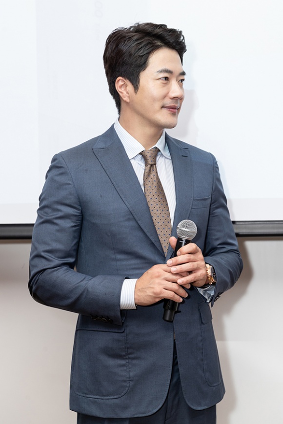 Kwon Sang Woo lịch lãm ở tuổi 42, Khánh My cân cả dàn sao với đầm in hình nam tài tử Kwon Sang Woo lịch lãm ở tuổi 42, Khánh My cân cả dàn sao với đầm in hình nam tài tử