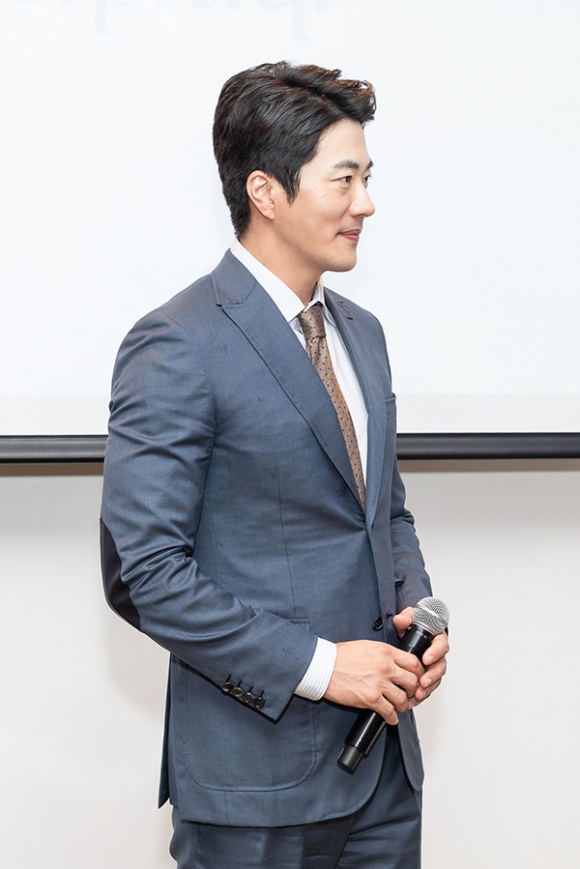 Kwon Sang Woo lịch lãm ở tuổi 42, Khánh My cân cả dàn sao với đầm in hình nam tài tử