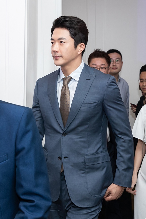 Kwon Sang Woo lịch lãm ở tuổi 42, Khánh My cân cả dàn sao với đầm in hình nam tài tử Kwon Sang Woo lịch lãm ở tuổi 42, Khánh My cân cả dàn sao với đầm in hình nam tài tử