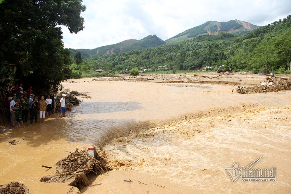 Yên Bái: Lũ cuốn phăng mọi thứ, dân rời bản vừa đi vừa khóc