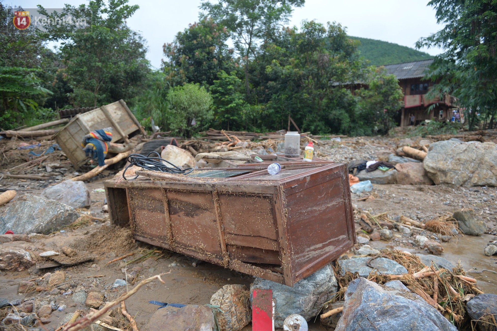 Nước mắt hòa cùng mưa lũ Yên Bái: Cha cầm nén hương thắp con trai 2 tuổi, đau đớn tìm người vợ trong đống đổ nát