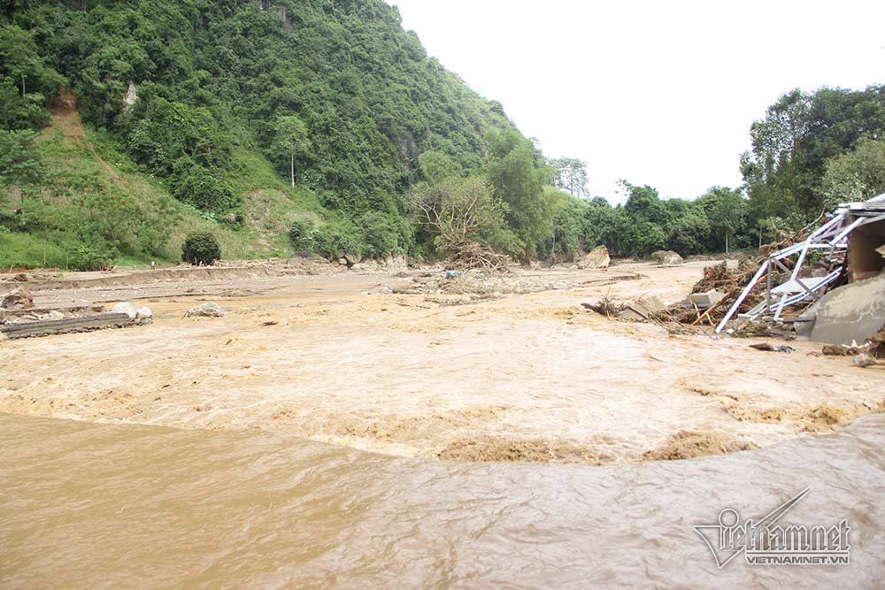 Yên Bái: Lũ cuốn phăng mọi thứ, dân rời bản vừa đi vừa khóc