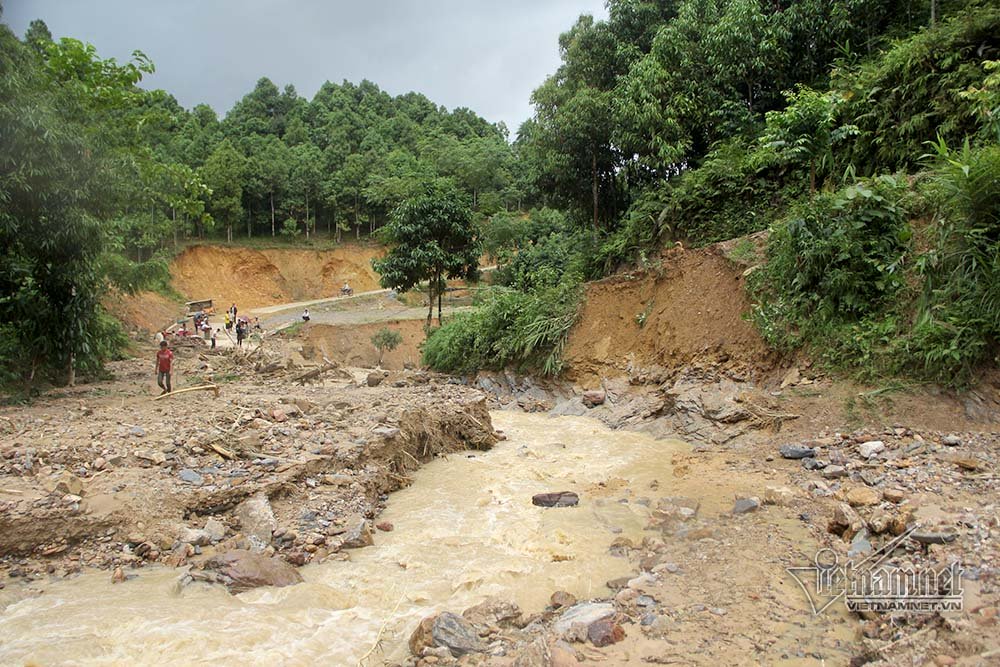 Yên Bái: Lũ cuốn phăng mọi thứ, dân rời bản vừa đi vừa khóc