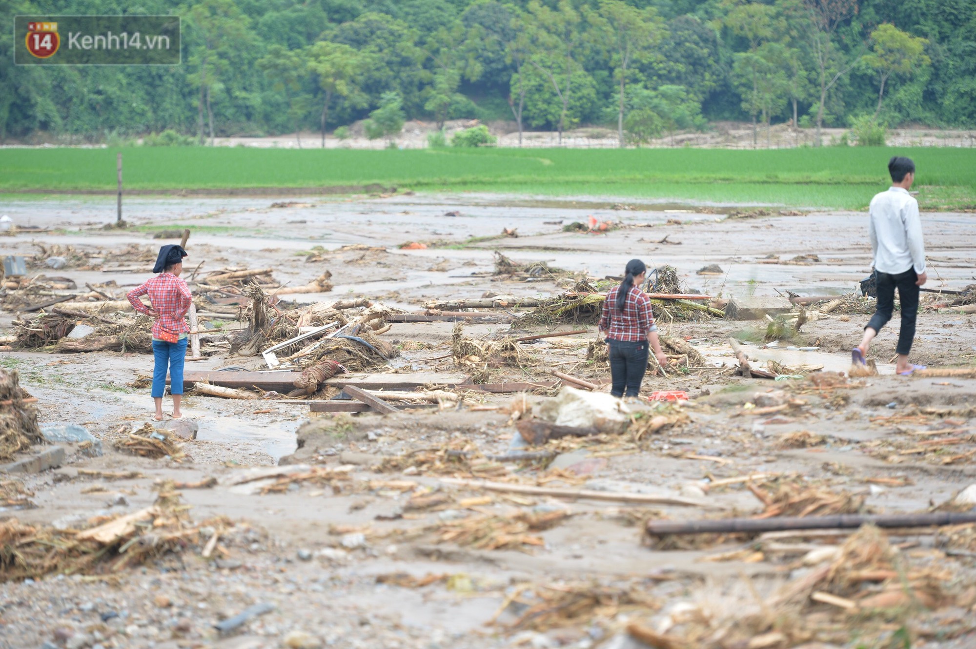 Nước mắt hòa cùng mưa lũ Yên Bái: Cha cầm nén hương thắp con trai 2 tuổi, đau đớn tìm người vợ trong đống đổ nát