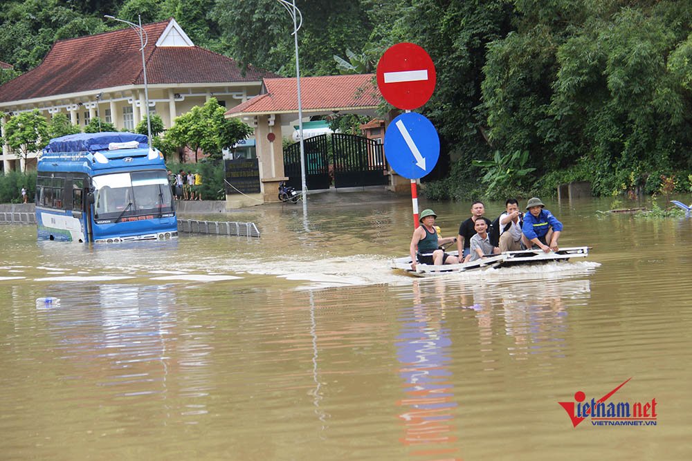 Ngập sâu chia cắt, xe khách chết đắng, thuyền chạy phăng phăng trên quốc lộ