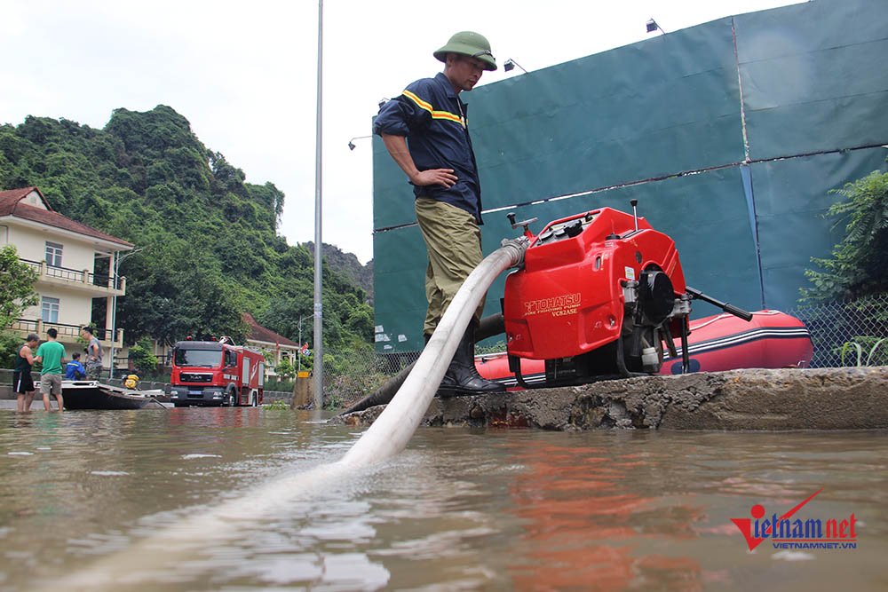 Ngập sâu chia cắt, xe khách chết đắng, thuyền chạy phăng phăng trên quốc lộ