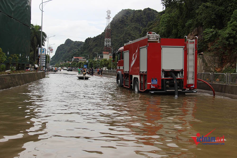 Ngập sâu chia cắt, xe khách chết đắng, thuyền chạy phăng phăng trên quốc lộ