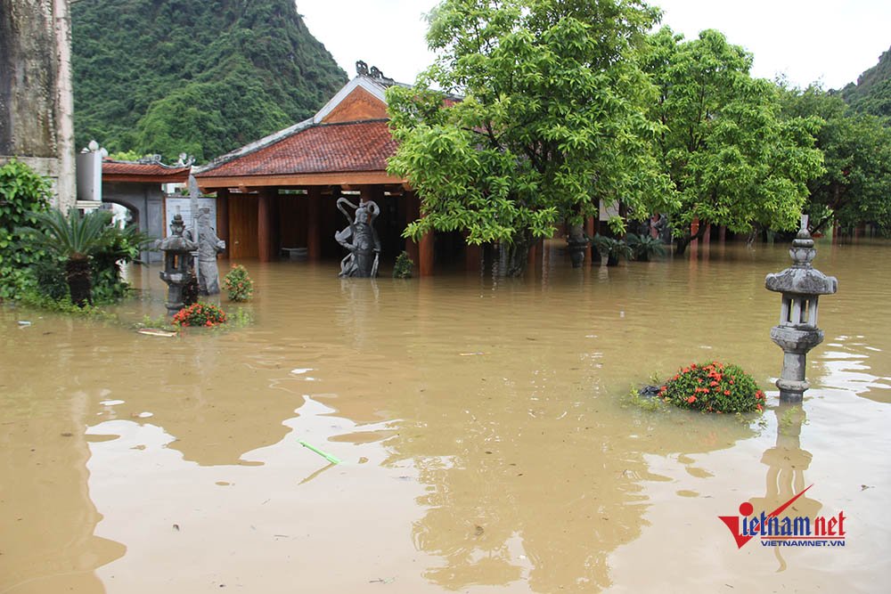 Ngập sâu chia cắt, xe khách chết đắng, thuyền chạy phăng phăng trên quốc lộ