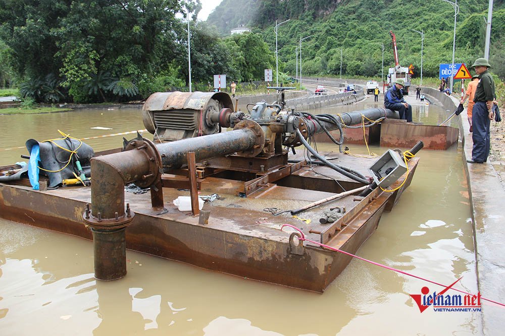 Ngập sâu chia cắt, xe khách chết đắng, thuyền chạy phăng phăng trên quốc lộ