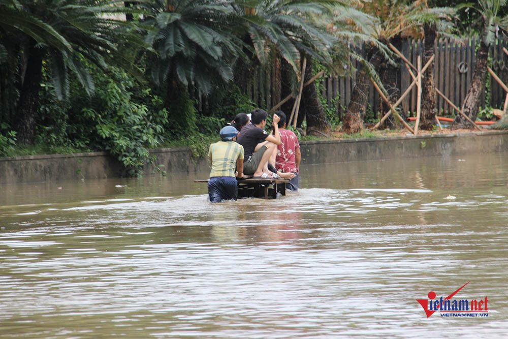 Ngập sâu chia cắt, xe khách chết đắng, thuyền chạy phăng phăng trên quốc lộ