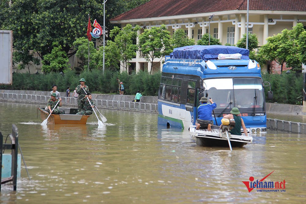 Ngập sâu chia cắt, xe khách chết đắng, thuyền chạy phăng phăng trên quốc lộ Ngập sâu chia cắt, xe khách chết đắng, thuyền chạy phăng phăng trên quốc lộ