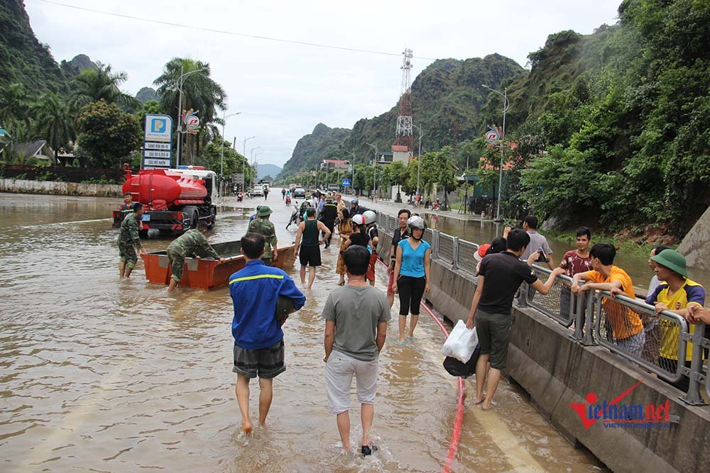 Ngập sâu chia cắt, xe khách chết đắng, thuyền chạy phăng phăng trên quốc lộ