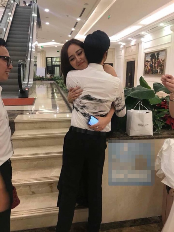 Noo Phước Thịnh lộ ảnh ôm hôn Mai Phương Thúy tại đám cưới Á hậu Tú Anh Noo Phước Thịnh lộ ảnh ôm hôn Mai Phương Thúy tại đám cưới Á hậu Tú Anh