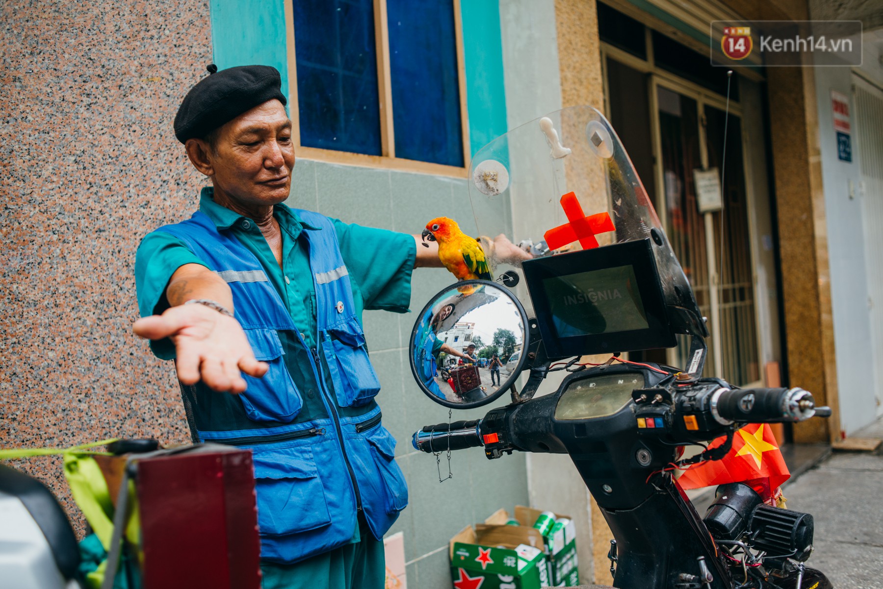Ông cụ nhặt rác và chú vẹt ở Sài Gòn trên chiếc xe cứu thương đáng yêu được chế tạo từ phế liệu
