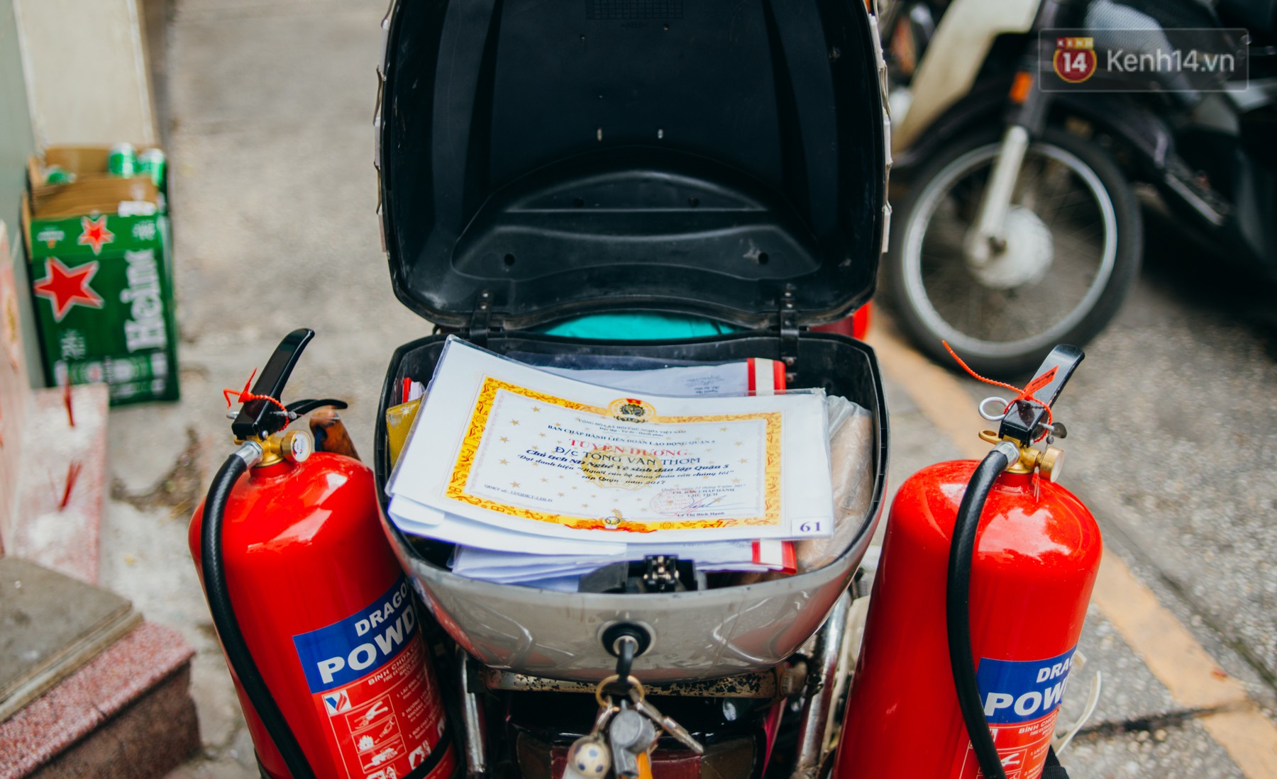 Ông cụ nhặt rác và chú vẹt ở Sài Gòn trên chiếc xe cứu thương đáng yêu được chế tạo từ phế liệu