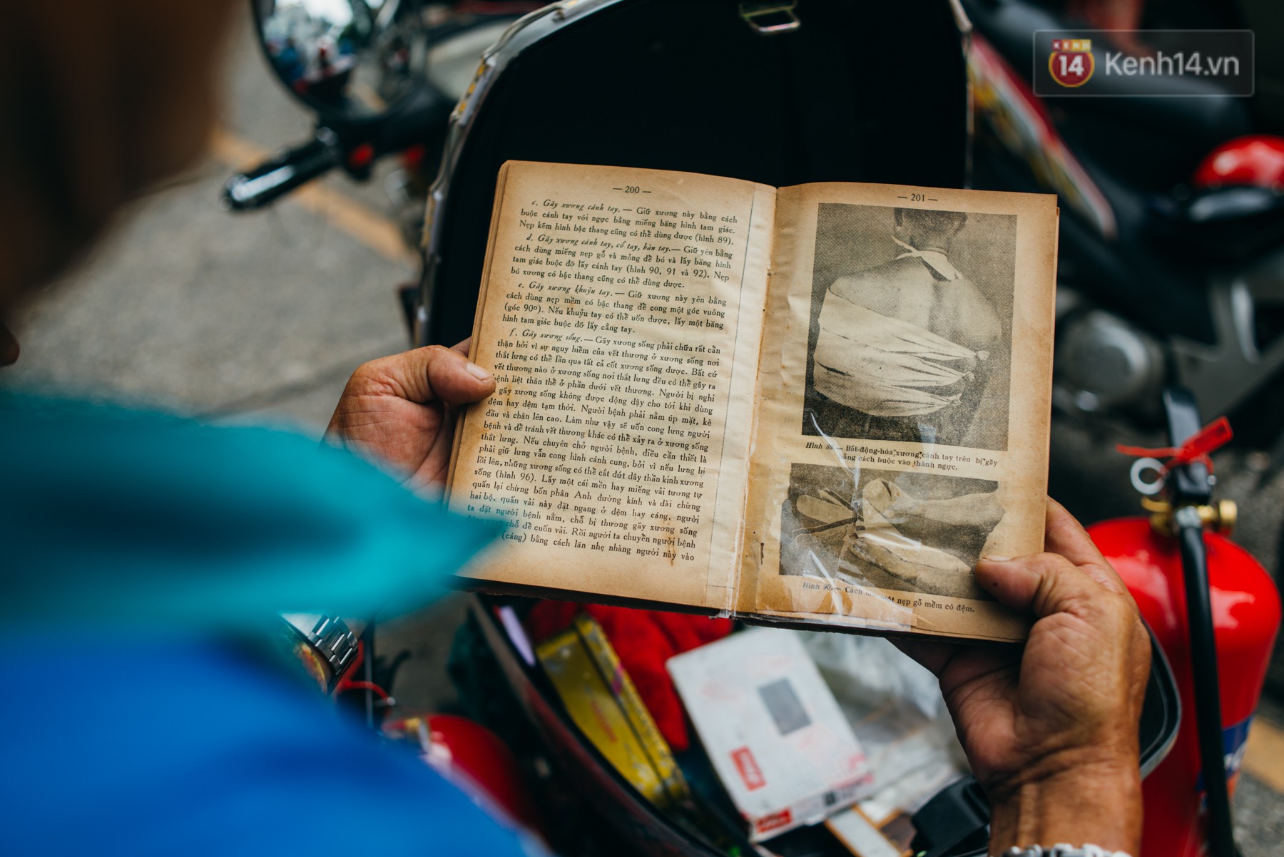 Ông cụ nhặt rác và chú vẹt ở Sài Gòn trên chiếc xe cứu thương đáng yêu được chế tạo từ phế liệu