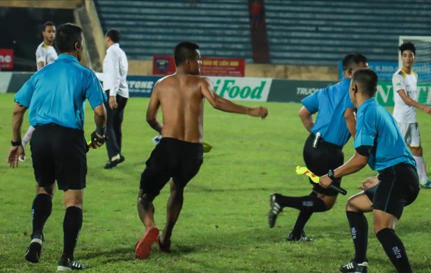 Trọng tài Việt Nam bị chửi, tố đá kèo, đánh tỷ số