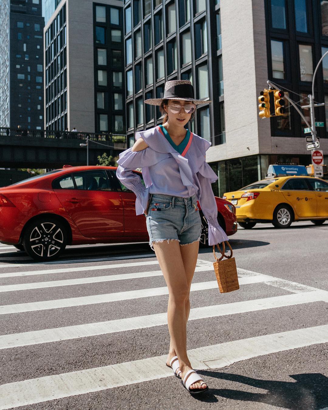 Vòng 1 nhỏ vẫn diện đồ quyến rũ chết người nếu các nàng áp dụng 4 chiêu hack dáng này