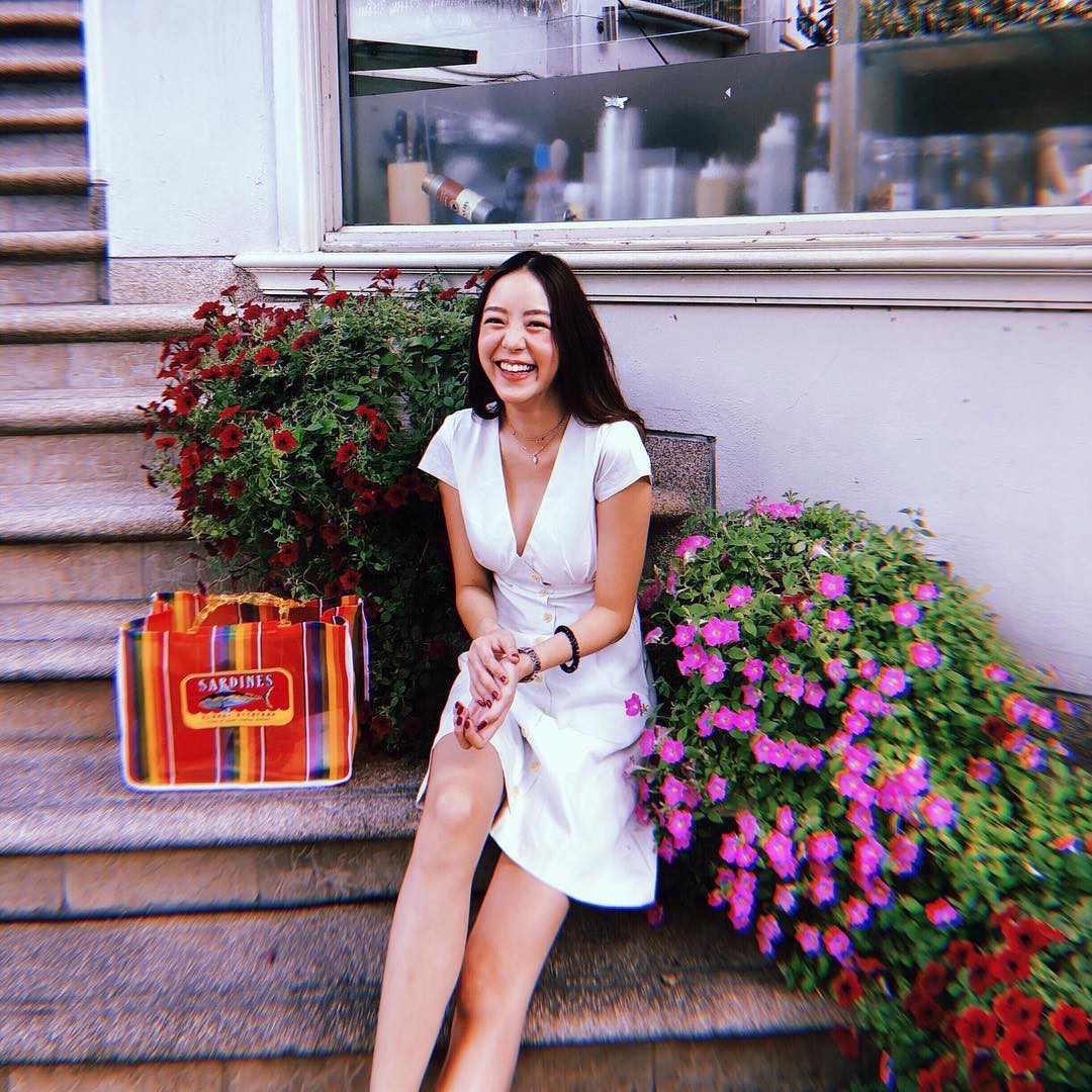 Vòng 1 nhỏ vẫn diện đồ quyến rũ chết người nếu các nàng áp dụng 4 chiêu hack dáng này