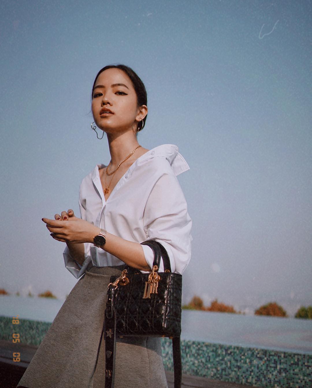 Vòng 1 nhỏ vẫn diện đồ quyến rũ chết người nếu các nàng áp dụng 4 chiêu hack dáng này