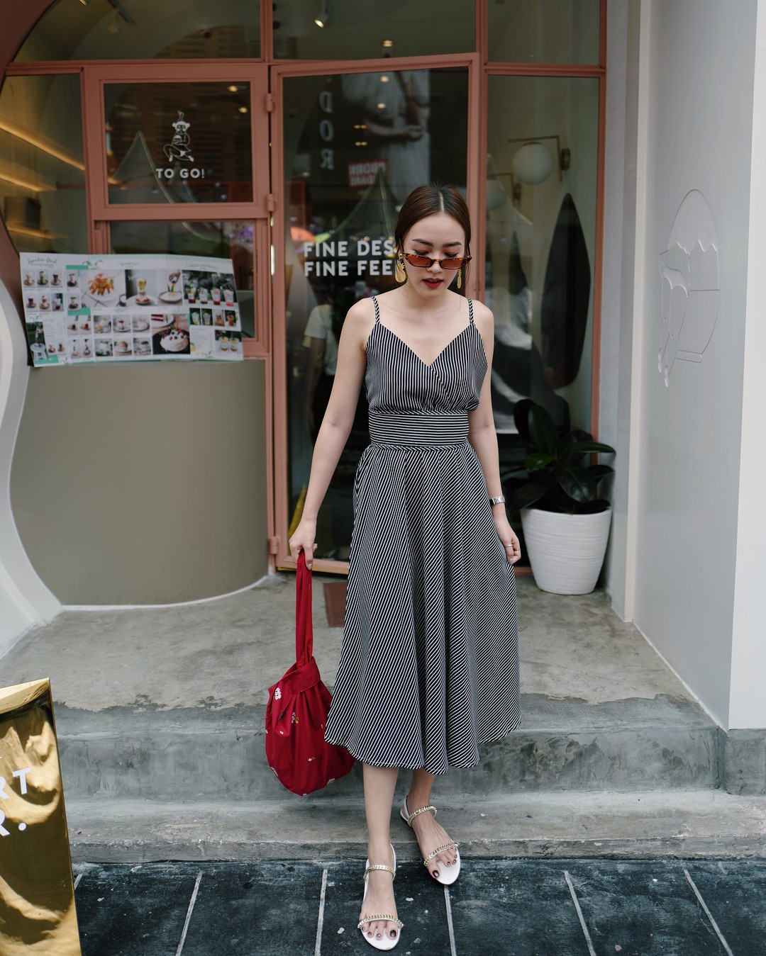 Vòng 1 nhỏ vẫn diện đồ quyến rũ chết người nếu các nàng áp dụng 4 chiêu hack dáng này