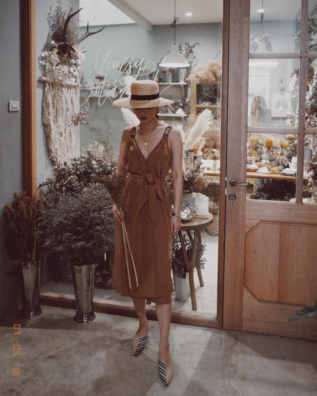 Vòng 1 nhỏ vẫn diện đồ quyến rũ chết người nếu các nàng áp dụng 4 chiêu hack dáng này