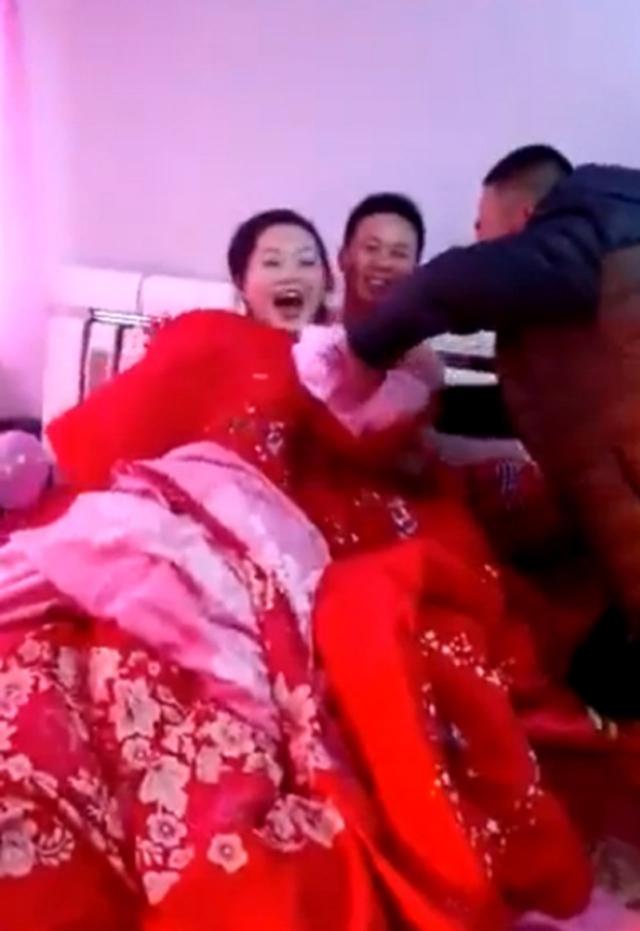 Cô dâu bị đám khách nam lột sạch đồ trên giường tân hôn, chú rể chỉ biết nài nỉ