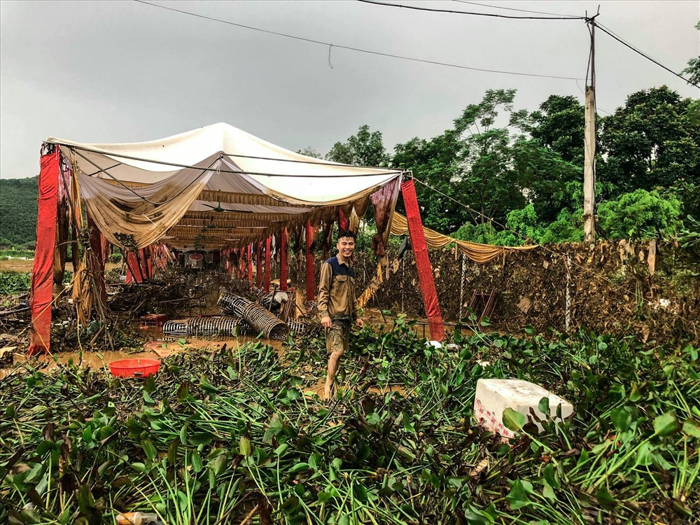 Nỗi buồn đám cưới ngày lũ: Vợ ơi, anh không đón vợ được rồi!