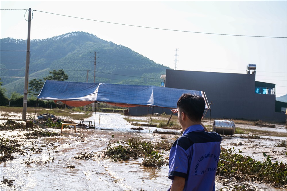 Nỗi buồn đám cưới ngày lũ: Vợ ơi, anh không đón vợ được rồi!