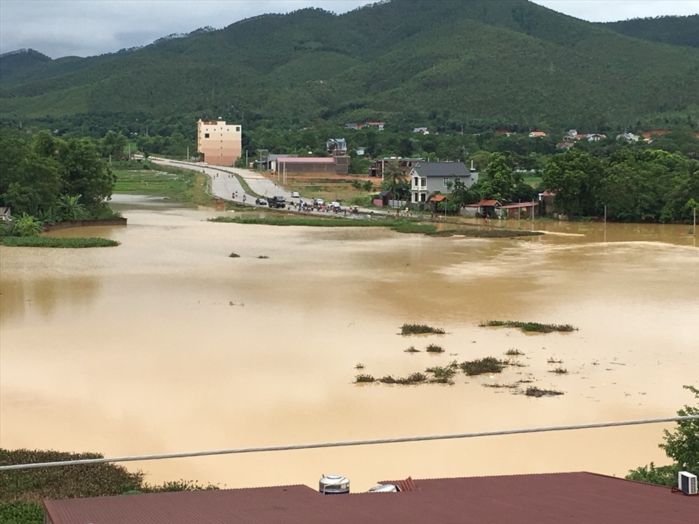 Nỗi buồn đám cưới ngày lũ: Vợ ơi, anh không đón vợ được rồi!