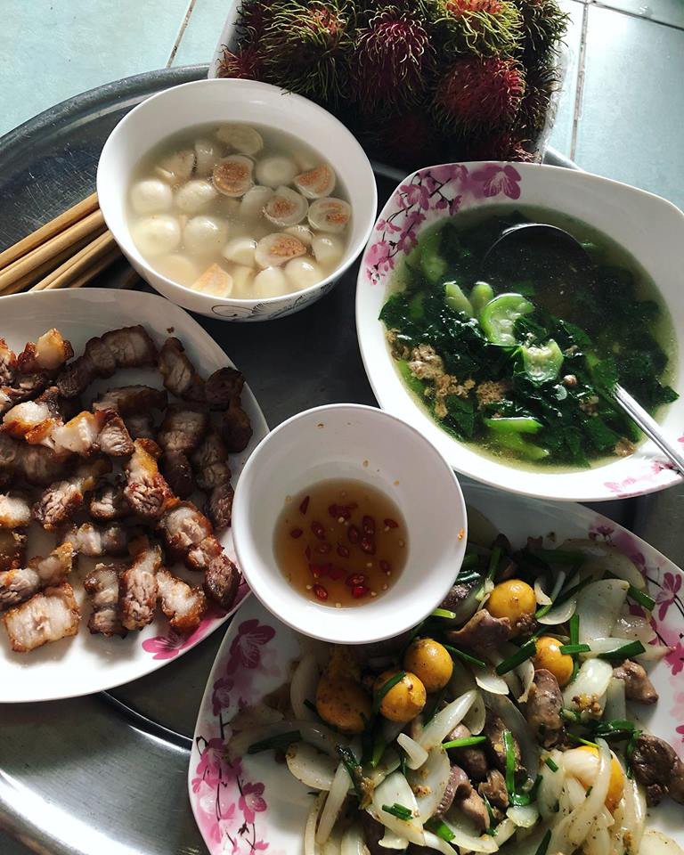 Chia sẻ mâm cơm gia đình 5 người và 1 trẻ nhỏ, bà nội trợ bị các thánh soi dạy cách chi tiêu hợp lý