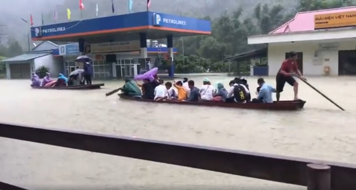 Clip: Nước ngập ngang nhà ở Hòa Bình, người dân mặc áo mưa, chèo thuyền bè đi lại trên đường phố