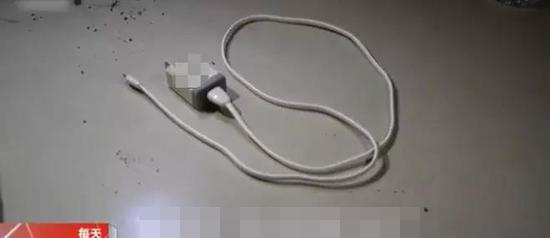 Mải chơi điện tử trên điện thoại đang sạc, bé 9 tuổi ngực cháy đen sì